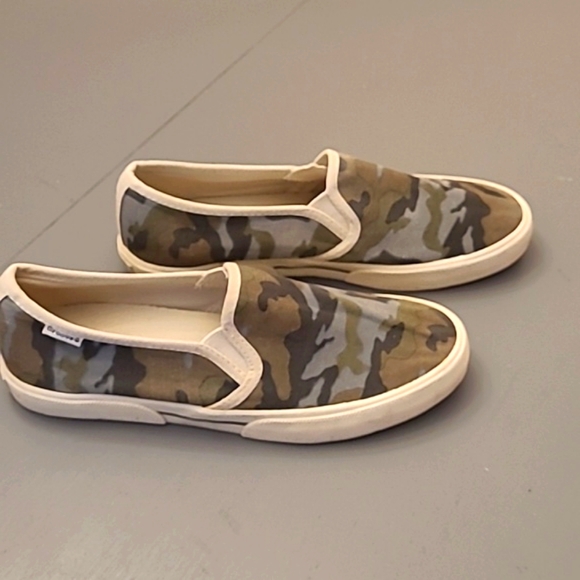 Groove Women's 7 Camo Slip-on Sneakers - Picture 3 of 14